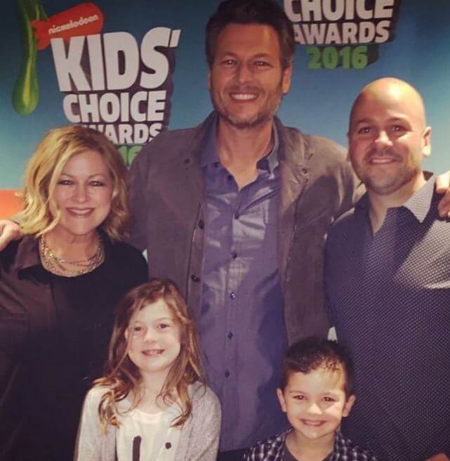 Endy Shelton with her brother Blake Shelton, husband and children.